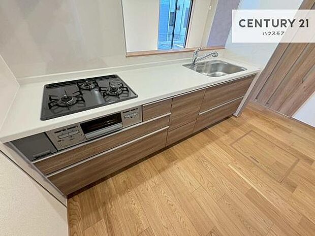 大人気の対面式システムキッチンを採用しています!ご家族のコミュニケーションが自然と増える設計です。お子様にも目が届くので嬉しいですね!広々使えて快適で作業が進みます。