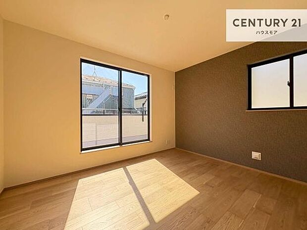 バルコニーに面している洋室です。明るく温もりがあり、換気もしっかりできます!朝起きて、外に出て背伸びをしつつ深呼吸をし良い朝を迎え入れることができます。