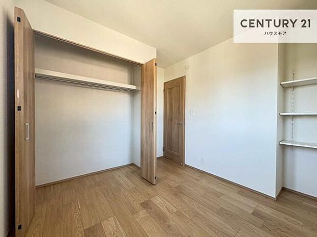 掃き出し窓がないお部屋は、お子様のお部屋としても安心です!収納スペースも充実しているので散らかったお部屋をサッと片付けられます!