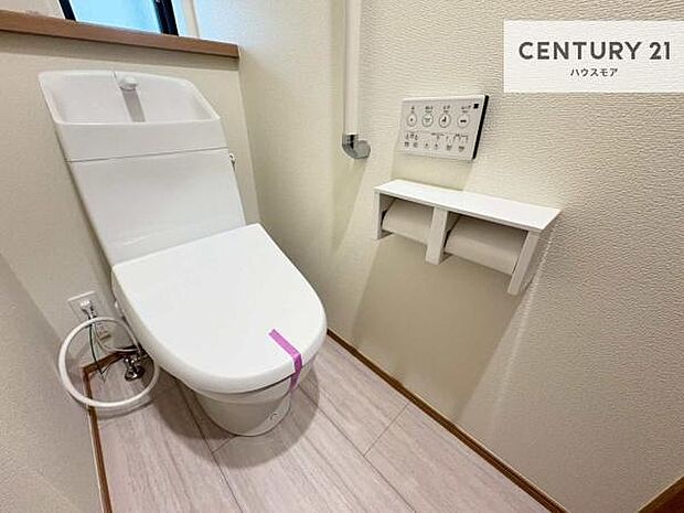 1・2階にトイレがございます!朝の忙しい時間帯も待たずにすみそうですね。白を基調とした清潔感のあるトイレでお手入れがしやすいです!