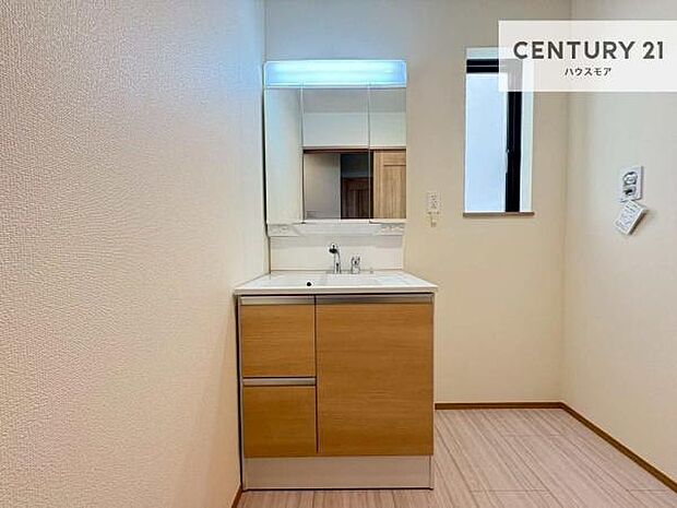 小窓付きの明るい洗面室です!湿気もすぐに入れ替えができて清潔に保つことができます!自然光が差し込むのでお化粧の仕上がりも良くなりますね!