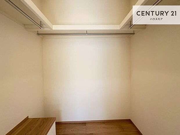 ウォークインクローゼット付きです。たくさんのお洋服などを収納しておけそうですね!他にも扇風機や加湿器など季節物の大きな家電も収納できます!