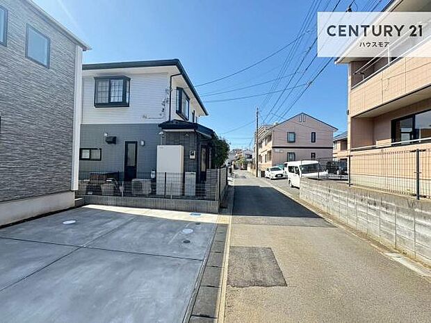 前面道路は4m×6m!陽当り良好な立地です。車庫入れが苦手な方も安心ですね。