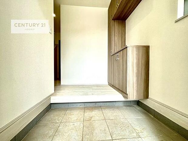疲れて帰ってきても、ただいま!を言いたくなる、優しく迎え入れてくれる空間になっています。明るく温もり溢れる玄関です!