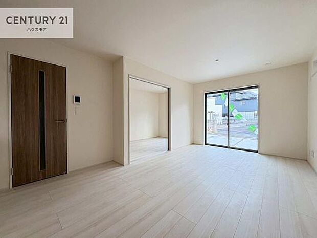 大きな窓からたっぷりの陽ざしが入る明るいリビング。開放感のあるリビングで家族団らんのくつろぎの時間を過ごせます。