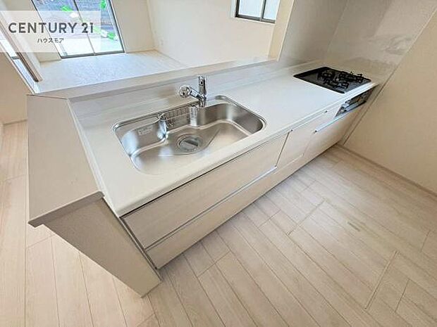 大人気の対面式システムキッチンを採用しています!ご家族のコミュニケーションが自然と増える設計です。お子様にも目が届くので嬉しいですね!広々使えて快適に作業が進みます。