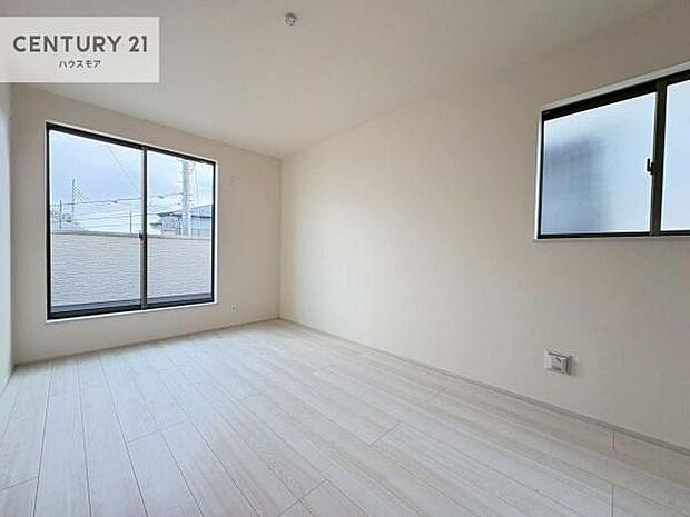 バルコニーに面している洋室です。明るく温もりがあり、換気もしっかりできます!朝起きて、外に出て背伸びをしつつ深呼吸をし良い朝を迎え入れることができます。