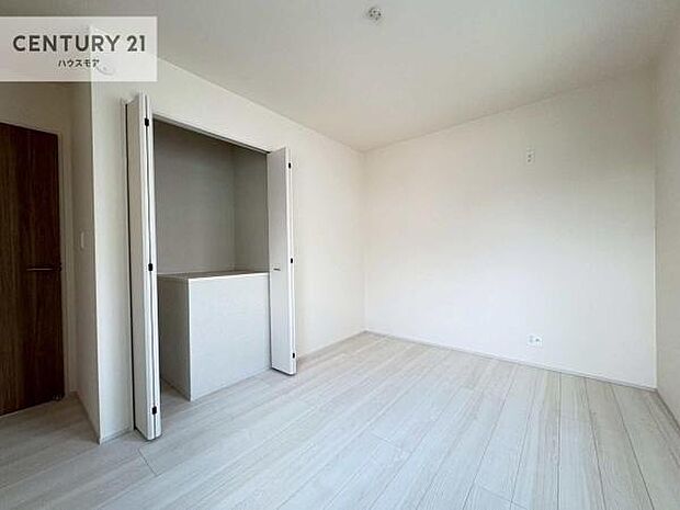 掃き出し窓がないお部屋は、お子様のお部屋としても安心です!収納スペースも充実しているので散らかったお部屋をサッと片付けられます!