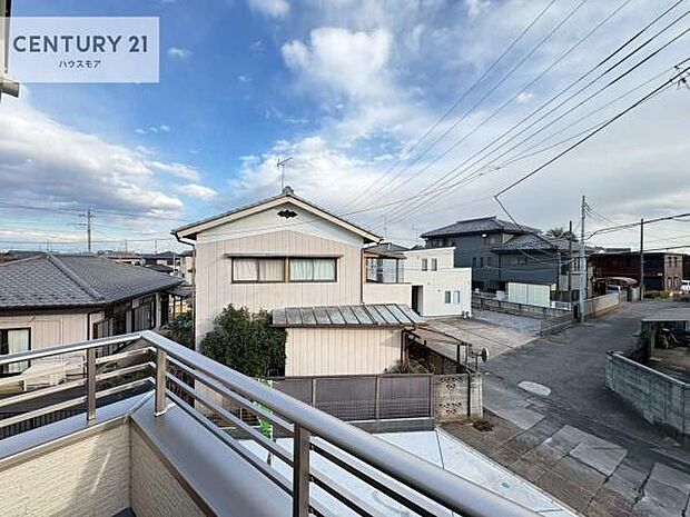 晴れた日には青い空を見渡せる開放的な時間を楽しめます。気持ちの良い風が通り抜ける街並みです!