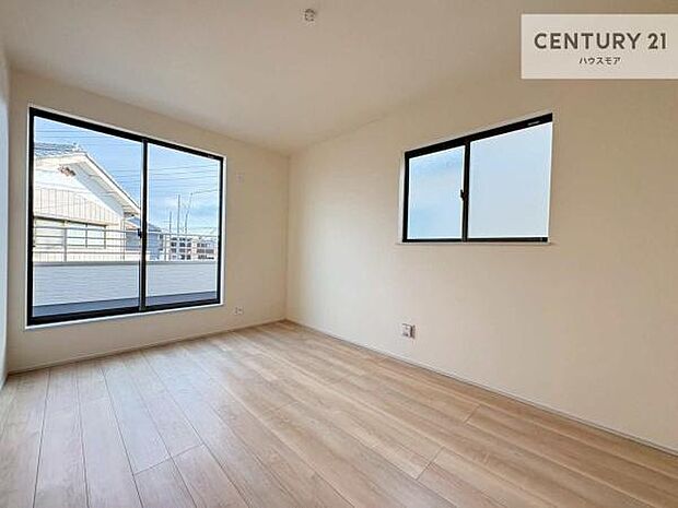 バルコニーに面している洋室です。明るく温もりがあり、換気もしっかりできます!朝起きて、外に出て背伸びをしつつ深呼吸をし良い朝を迎え入れることができます。