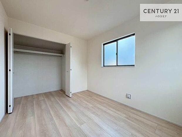 掃き出し窓がないお部屋は、お子様のお部屋としても安心です!収納スペースも充実しているので散らかったお部屋をサッと片付けられます!