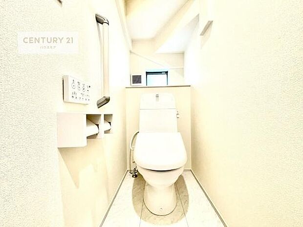 1・2階にトイレがございます!朝の忙しい時間帯も待たずにすみそうですね。白を基調とした清潔感のあるトイレでお手入れがしやすいです!