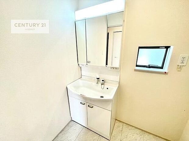 小窓付きの明るい洗面室です!湿気もすぐに入れ替えができて清潔に保つことができます!自然光が差し込むのでお化粧の仕上がりも良くなりますね!