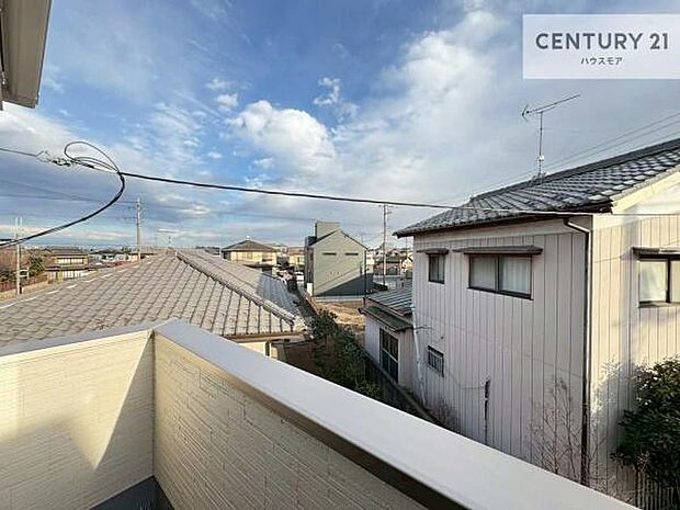 広々としているバルコニーです!お洗濯物を干すのはもちろん風に当たりながらくつろぎタイムが送れます!