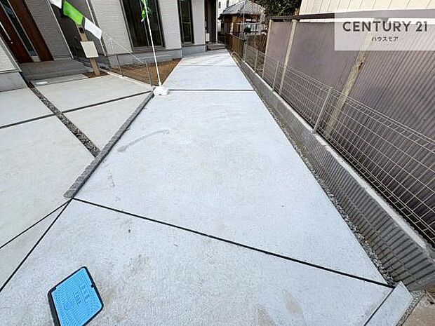 駐車スペースは2台分あります!セカンドカーはもちろん、バイクや自転車なども置き場所に困りません。