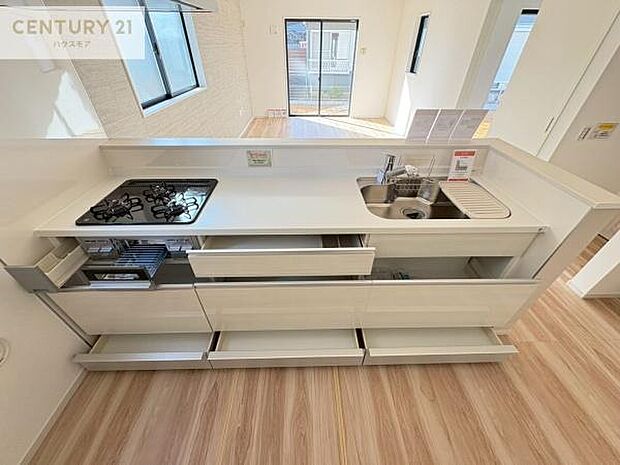 収納スペースが豊富で、調理スペースがスッキリと片付きひろ~く活用できます!快適に作業ができます!毎日の料理が捗ります!