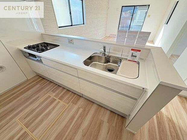 大人気の対面式システムキッチンを採用しています!ご家族のコミュニケーションが自然と増える設計です。お子様にも目が届くので嬉しいですね。広々使えて快適に作業が進みます。