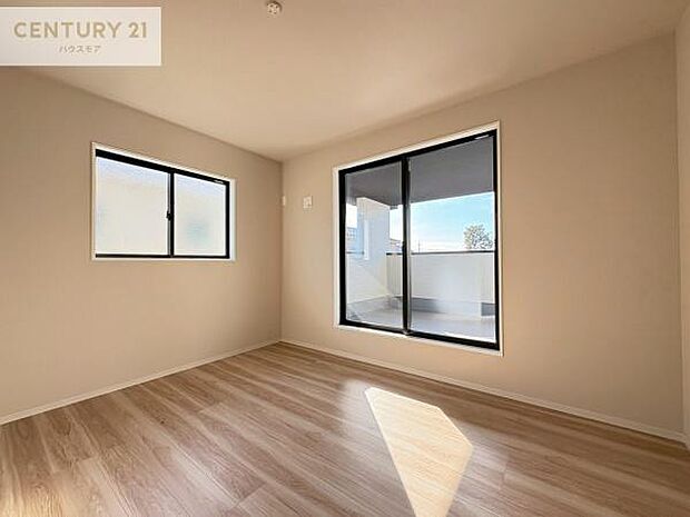 バルコニーに面している洋室です。明るく温もりがあり、換気もしっかりできます!朝起きて、外に出て背伸びをしつつ深呼吸をし良い朝を迎え入れることができます。