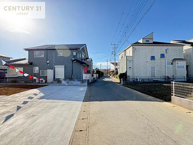 前面道路は4.8m!陽当り良好な立地です。車庫入れが苦手な方も安心ですね。