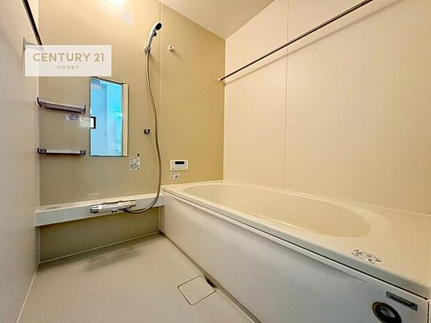 1日の疲れをしっかりと癒してくれる浴室です。おうちの素敵なリラクゼーション場所ですね。