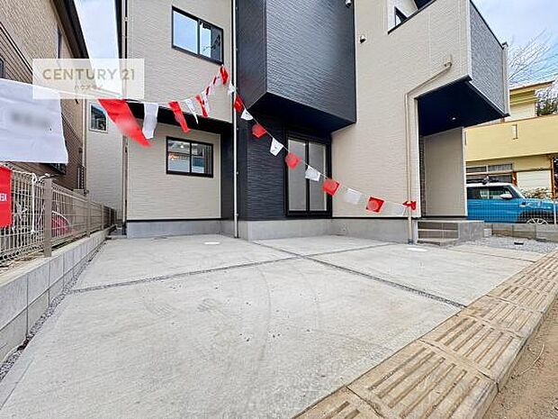 駐車スペースは2台分あります!セカンドカーはもちろん、バイクや自転車なども置き場所に困りません。