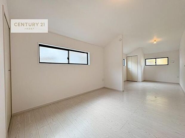 ライフスタイルに合わせて2部屋に分けることが可能です!窓から陽の光が差し込み明るく心地のよい空間です。