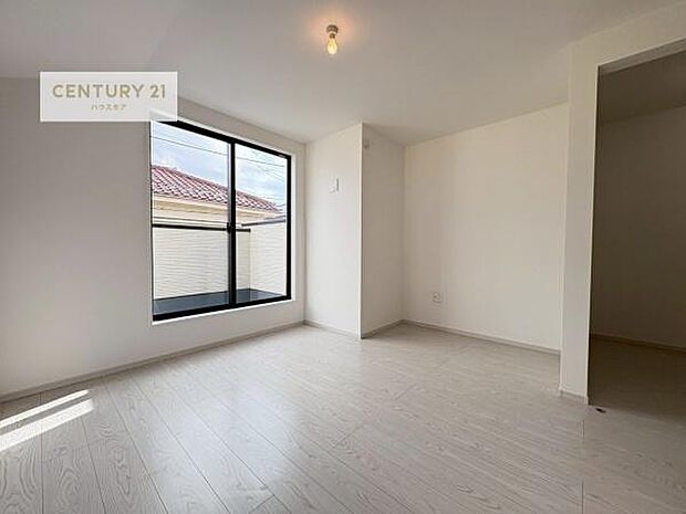 明るい室内は、風通しも良く、明るく大変居心地の良い空間となっております。リラックスして過ごせる心地の良いお部屋です!