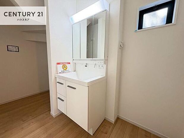 デッドスペースも無駄にしない設計で、洗面所にはタオルや洗剤、ストック品などを収納できるちょっとした収納スペースを確保。限られた空間を有効活用することで、生活感が出やすい水まわりもすっきりと保てます。