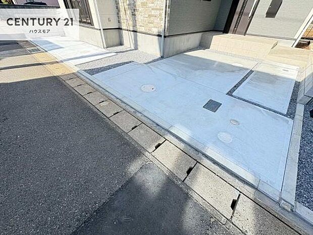 駐車スペースは2台分あります!セカンドカーはもちろん、バイクや自転車なども置き場所に困りません。