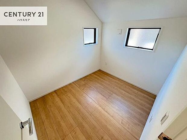 2面採光を確保した明るい室内は、風通しも良く、明るく大変居心地の良い空間となっております。リラックスして過ごせる心地の良いお部屋です!朝の目覚めがスッキリしますね。