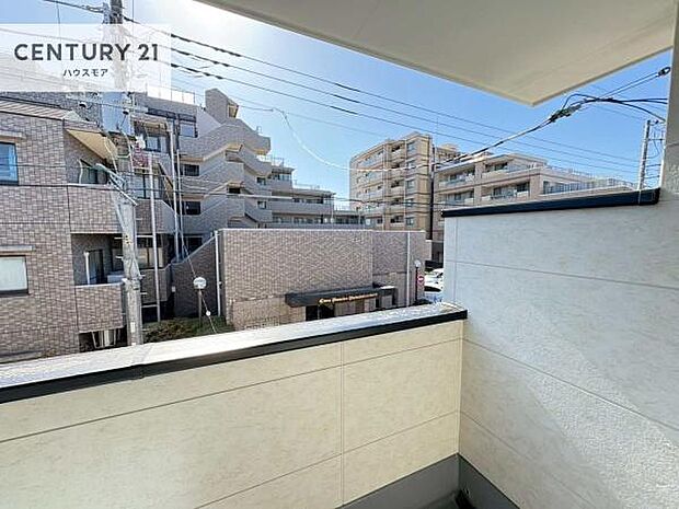 晴れた日には青い空を見渡せる開放的な時間を楽しめます。気持ちの良い風が通り抜ける街並みです!