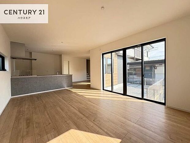 大きな窓からたっぷりの陽ざしが入る明るいリビング。開放感のあるリビングで家族団らんのくつろぎの時間を過ごせます!