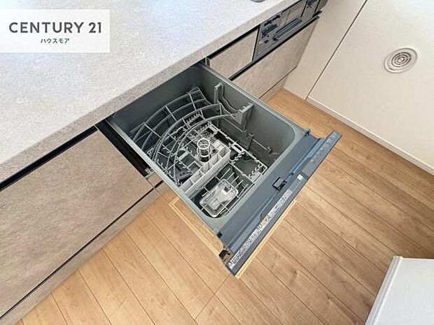 食洗機付きのキッチンです!忙しい時や手荒れ防止として大変活躍する便利な仕様です!ビルトインなのでキッチンの場所を取らず調理スペースを広く使うことが出来ます!