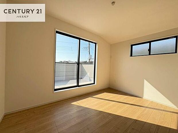 バルコニーに面している洋室です。明るく温もりがあり、換気もしっかりできます!朝起きて、外に出て背伸びをしつつ深呼吸をし良い朝を迎え入れることができます。