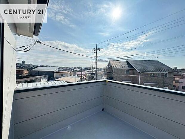 広々としているバルコニーです!お洗濯物を干すのはもちろん風に当たりながらくつろぎタイムが送れます!