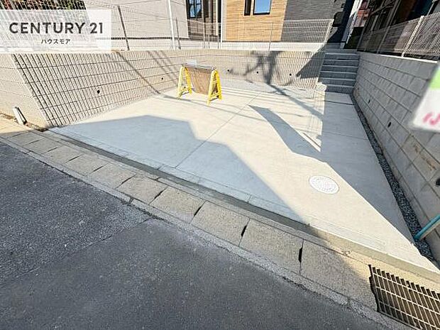 駐車スペースは2台分あります!セカンドカーはもちろん、バイクや自転車なども置き場所に困りません。