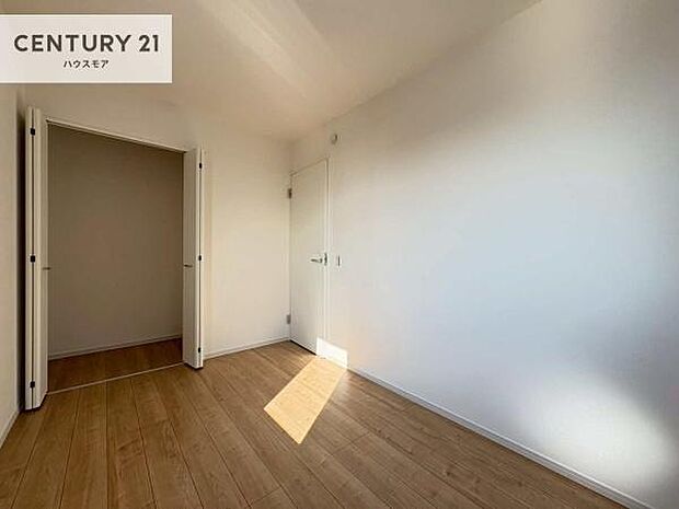 収納スペースがついています!居室をスッキリ整頓する事ができますね。家具を選ばないシンプルなデザインの為、家具を選ばずお気に入りの空間作りができそうですね。