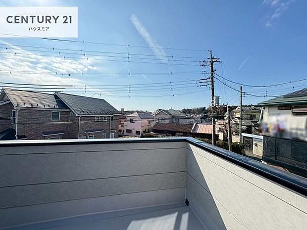 晴れた日には青い空を見渡せる開放的な時間を楽しめます。気持ちの良い風が通り抜ける街並みです!