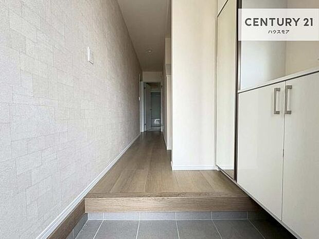 疲れて帰ってきても、ただいま!を言いたくなる、優しく迎え入れてくれる空間になっています。明るく温もり溢れる玄関です!