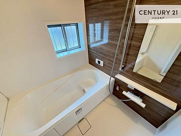 落ち着きある大人の雰囲気のバスルームは、味が出ていてバスタイムが充実!お仕事頑張っているご褒美にお好みの匂いの入浴剤を入れて、楽しんでみてはいかがでしょうか?