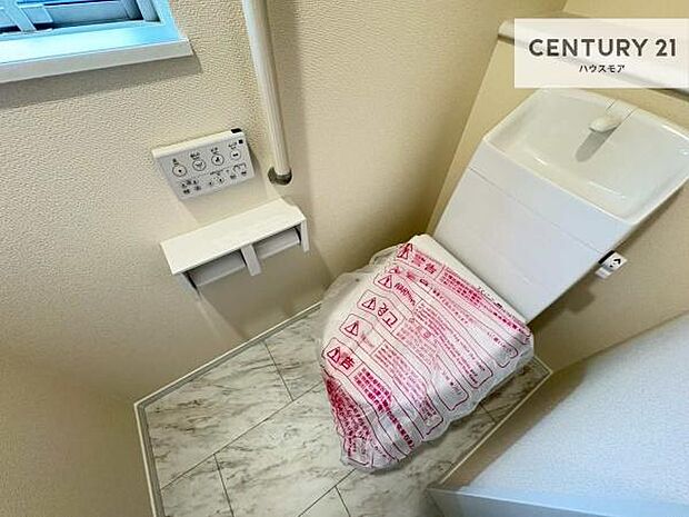 1・2階にトイレがございます!朝の忙しい時間帯も待たずにすみそうですね。白を基調とした清潔感のあるトイレでお手入れがしやすいです!