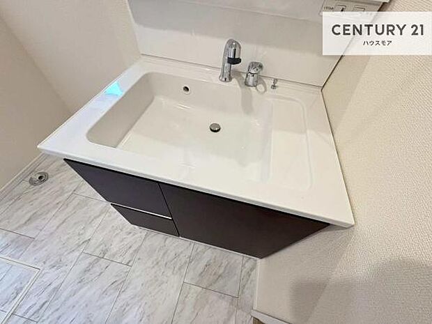 深い洗面台ボウルは、水が跳ねにくいのでお手入れが楽々!清潔感が保てます!キレイな洗面所で自分磨きのモチベーションが上がりますね!