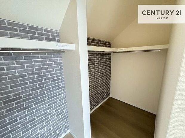 ウォークインクローゼット付きです。たくさんのお洋服などを収納しておけそうですね!他にも扇風機や加湿器など季節物の大きな家電も収納できます!