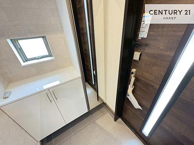 シューズボックス付きなので、玄関が片付きお掃除がしやすいです!スッキリした玄関で戸を開けた瞬間、清潔感のある心地いい空間が出迎えてくれます。