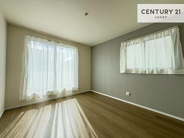 バルコニーへ面した洋室なので天気のいい日はバルコニーへ出てリフレッシュするのもいいですね!充実したプライベートタイムが送れる洋室!陽当たり、風通し良好です。