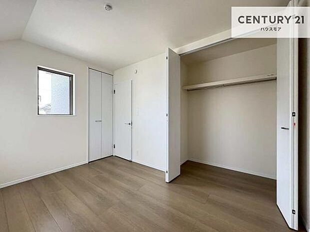 掃き出し窓がないお部屋は、お子様のお部屋としても安心です!収納スペースも充実しているので散らかったお部屋をサッと片付けられます!