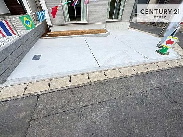 駐車スペースは2台分あります!セカンドカーはもちろん、バイクや自転車なども置き場所に困りません。