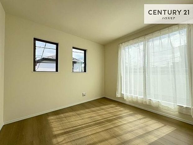 明るい室内は、風通しも良く、明るく大変居心地の良い空間となっております。リラックスして過ごせる心地の良いお部屋です!