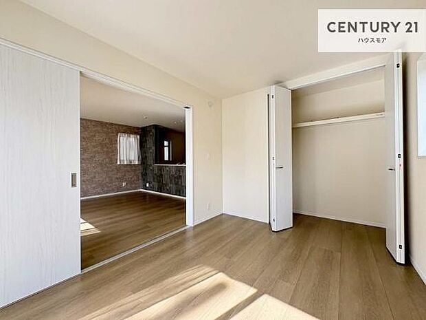 洋室は子供部屋や寝室、色々と用途多彩に利用できますね。収納力もたっぷりなので、広々気持ちよく過ごすことができます。