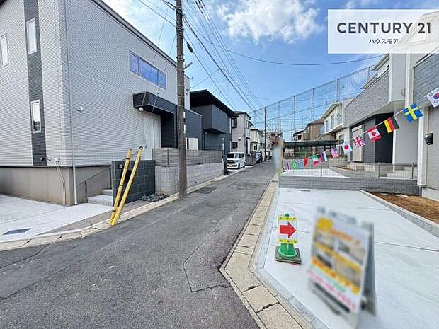 前面道路は4m×4m!陽当り良好な立地です。車庫入れが苦手な方も安心ですね。